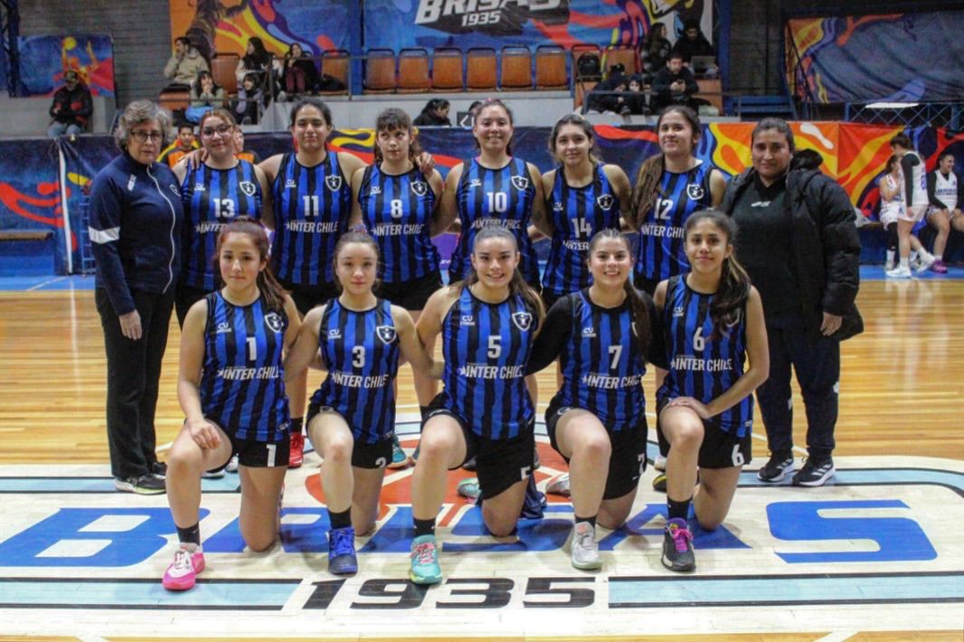 “Nuestro lema es «aprender jugando», que significa que las jugadoras disputen la mayor cantidad posible de partidos para ganar experiencia real en Femicentro. La transición a categorías mayores implica más exigencia física, táctica y compromiso, pero las jugadoras han respondido con buena adaptación y responsabilidad”
